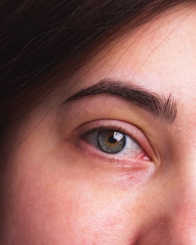 brwi permanentne po odpadnięciu strupków jak dbać