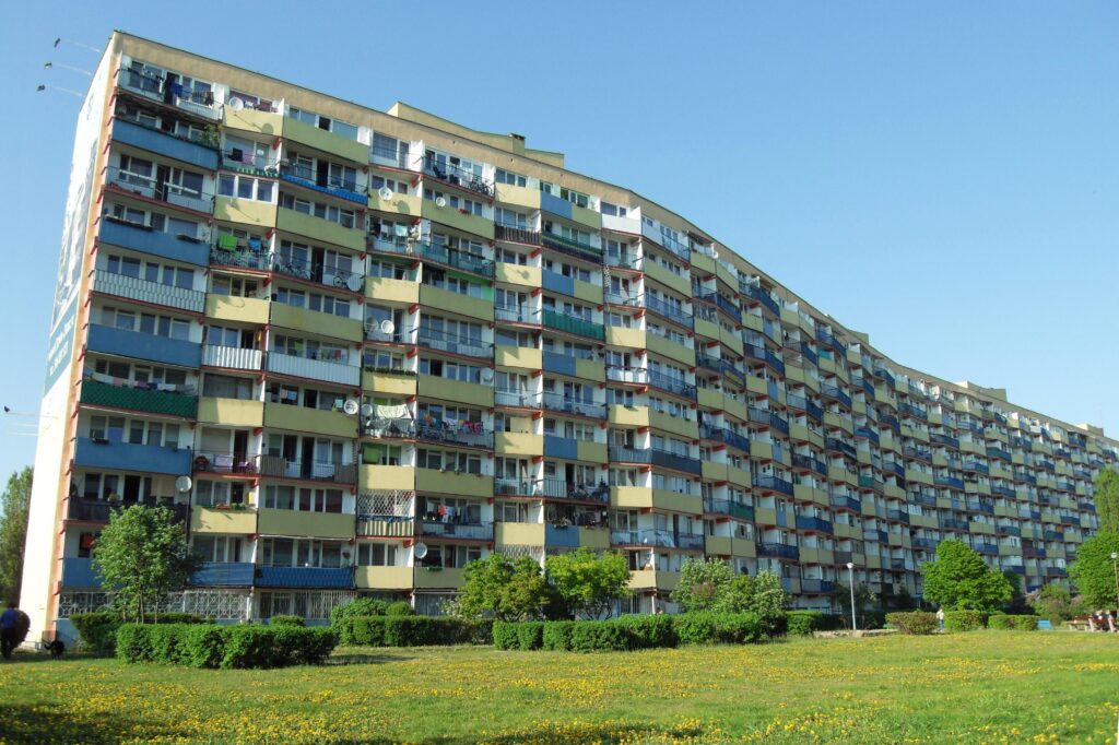 Najdłuższe bloki w Polsce – architektoniczne rekordy i życie mieszkańców Najdłuższe bloki w Polsce