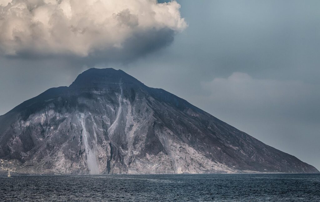 Stromboli – nieustannie aktywny wulkan Wysp Liparyjskich stromboli