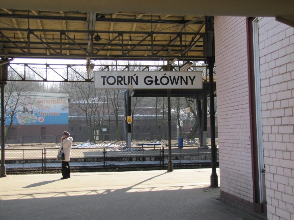 Dworzec PKP Toruń Główny – nowoczesna brama miasta i ważny punkt komunikacyjny dworzec pkp toruń główny