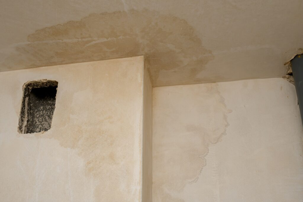 Najczęstsze przyczyny przecieków na dachu