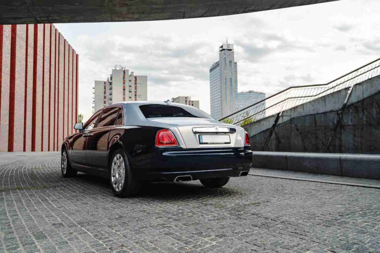 Wynajem aut luksusowych: kiedy warto w biznesie