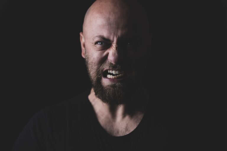 Chamski – znaczenie słowa, przykłady użycia i granice nieuprzejmego zachowania