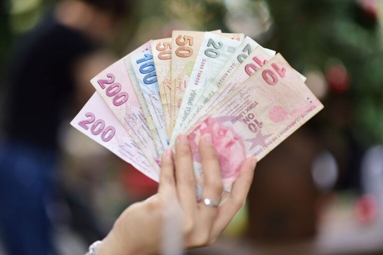 Lira turecka – historia, kurs, nominały i znaczenie waluty Turcji