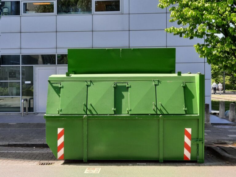 Kontener na odpady 1100 l – wymiary, cechy, certyfikaty i praktyczne wskazówki