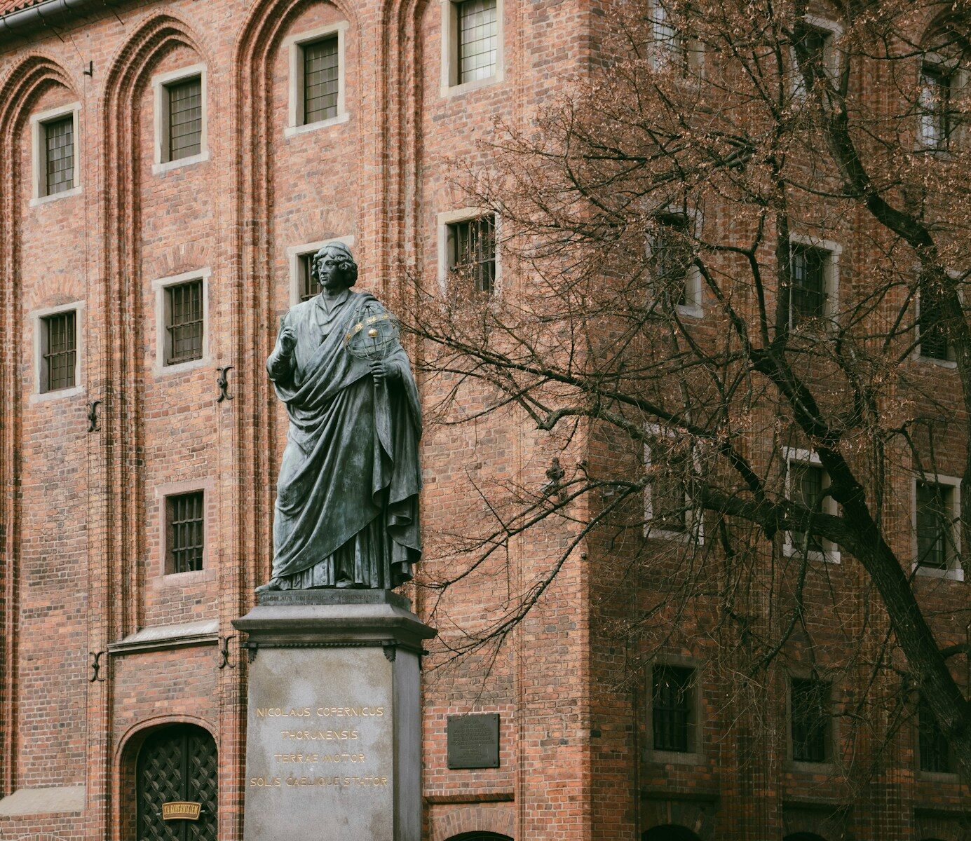 pomnik kopernika w toruniu